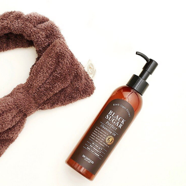 Stylevana - Vana Blog - Best SKINFOOD Products for K-Beauty Beginner - Black Sugar Perfect Cleansing Oil