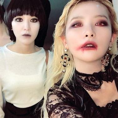 Red Velvet&rsquo;s Wendy and Seulgi dressing up as Toshio Saeki from the Grudge and an undying Gothic vampire for Halloween