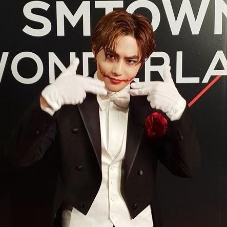 EXO&rsquo;s Suho dressing up as Joker for Halloween