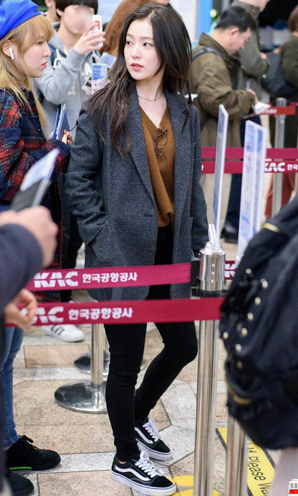  Red Velvet Irene&rsquo;s Fashion Look with blazer at Gimpo Airport on November 5, 2017