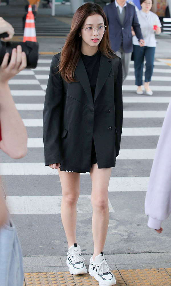  BLACKPINK Jisoo's Fashion Look with blazer at Incheon Airport on September 8, 2019