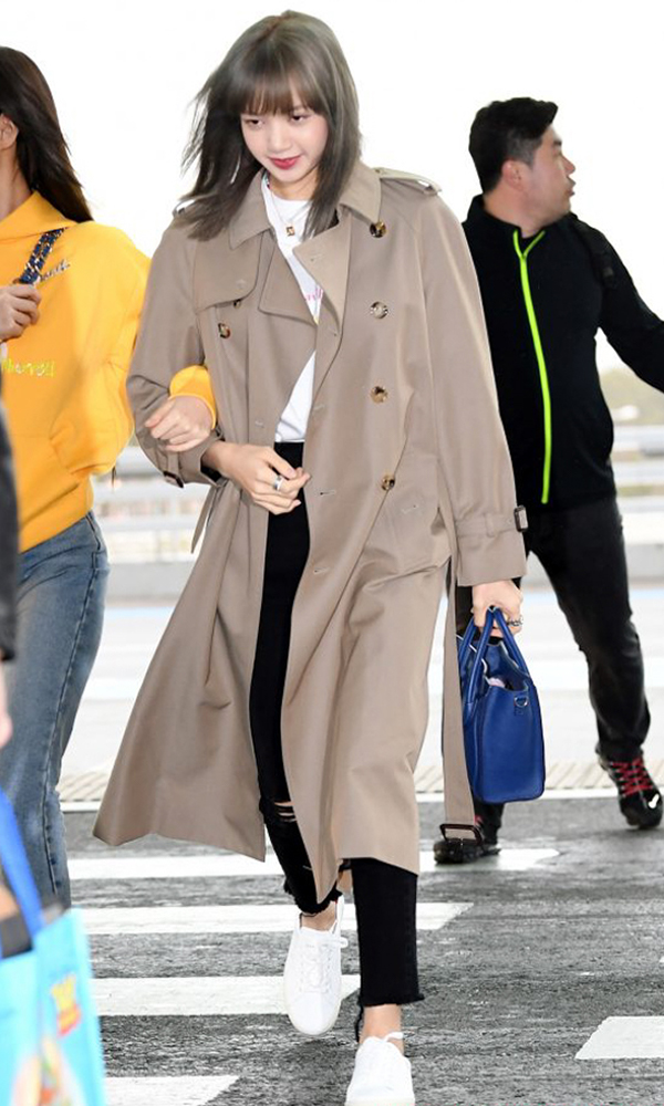  BLACKPINK Lisa&rsquo;s Fashion Look with trench coat at Incheon Airport on April 9, 2019