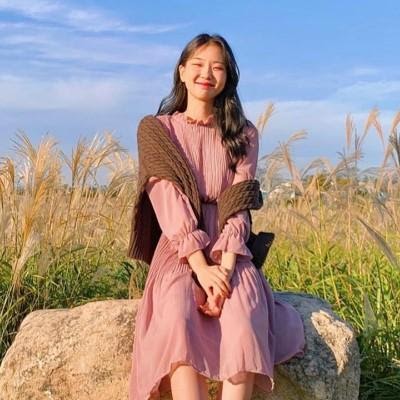 kimehwa knotted a sweater over her shoulder