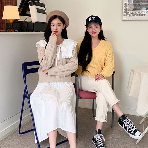 Icecream12 - V-Neck Cropped Cable-Knit Sweater