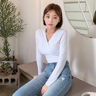 chuu V-Neck Cropped Plain Tee