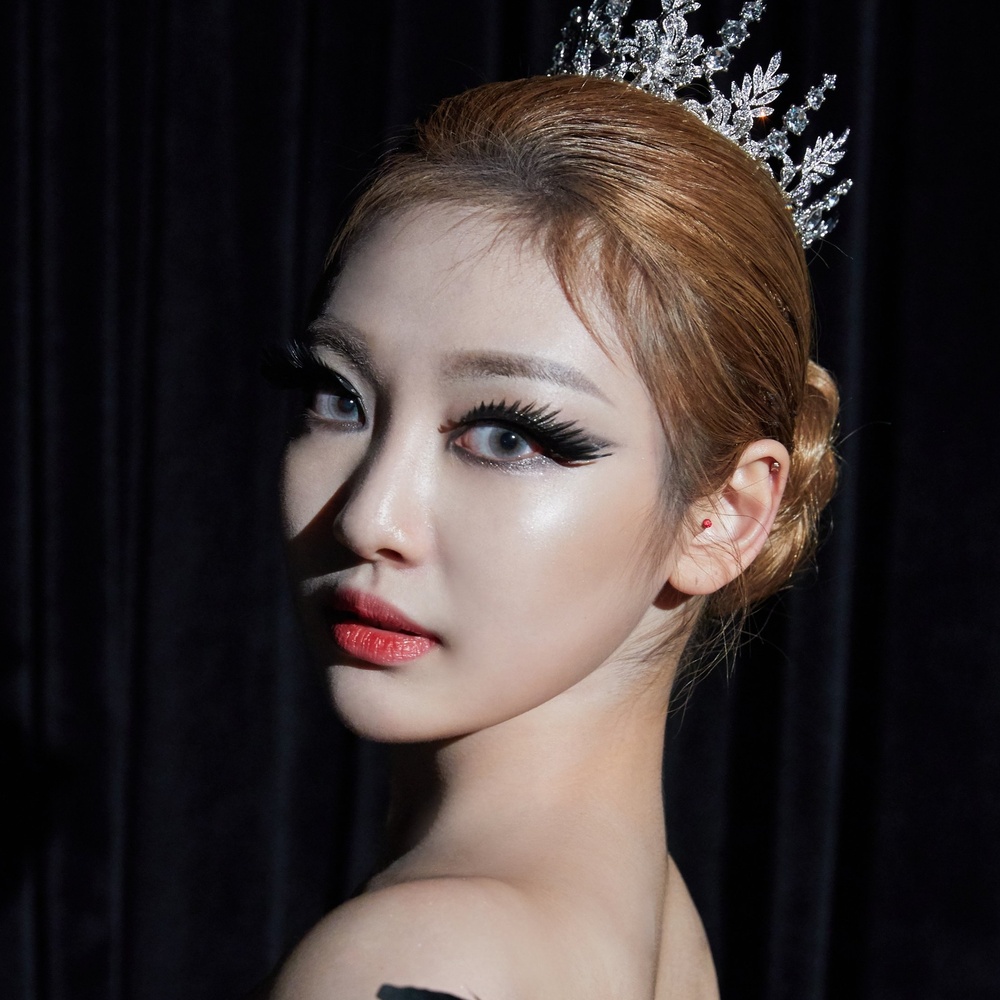 black swan halloween makeup look