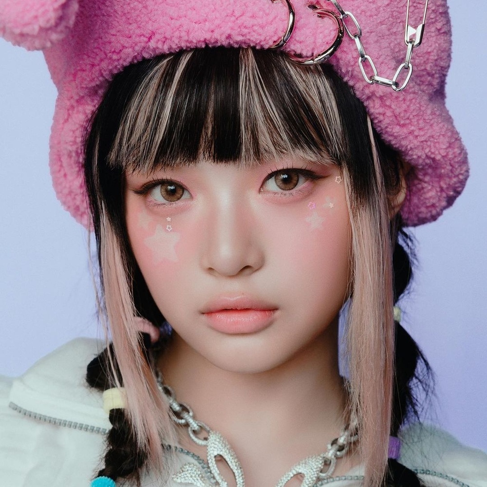 NewJeans Hanni Makeup Look